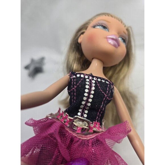 Bratz Doll Birthday Bash - Cloe With Clothing- Belt Flaws - Picture 4 of 16